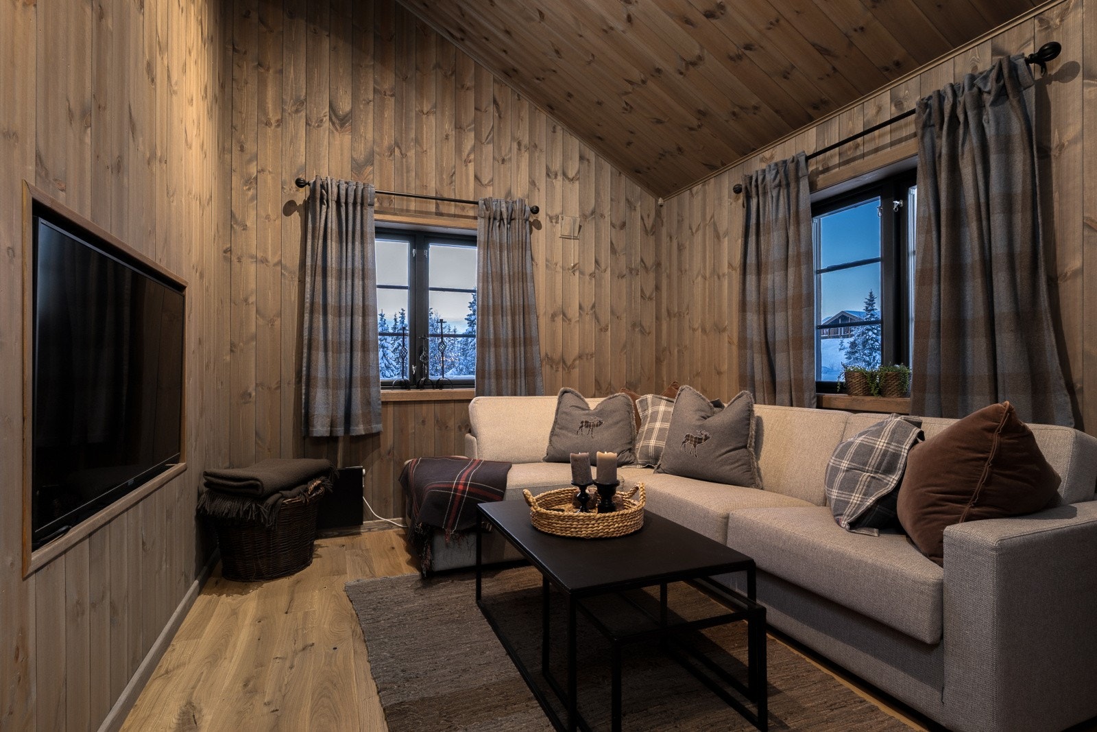 Egen TV-stue med god takhøyde. Galleribilde