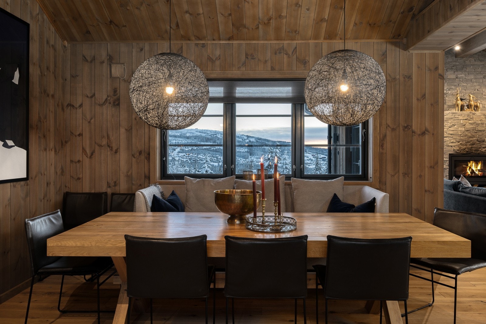 Fra spiseplassen kan man nyte et godt måltid og nydelig utsikt! Galleribilde