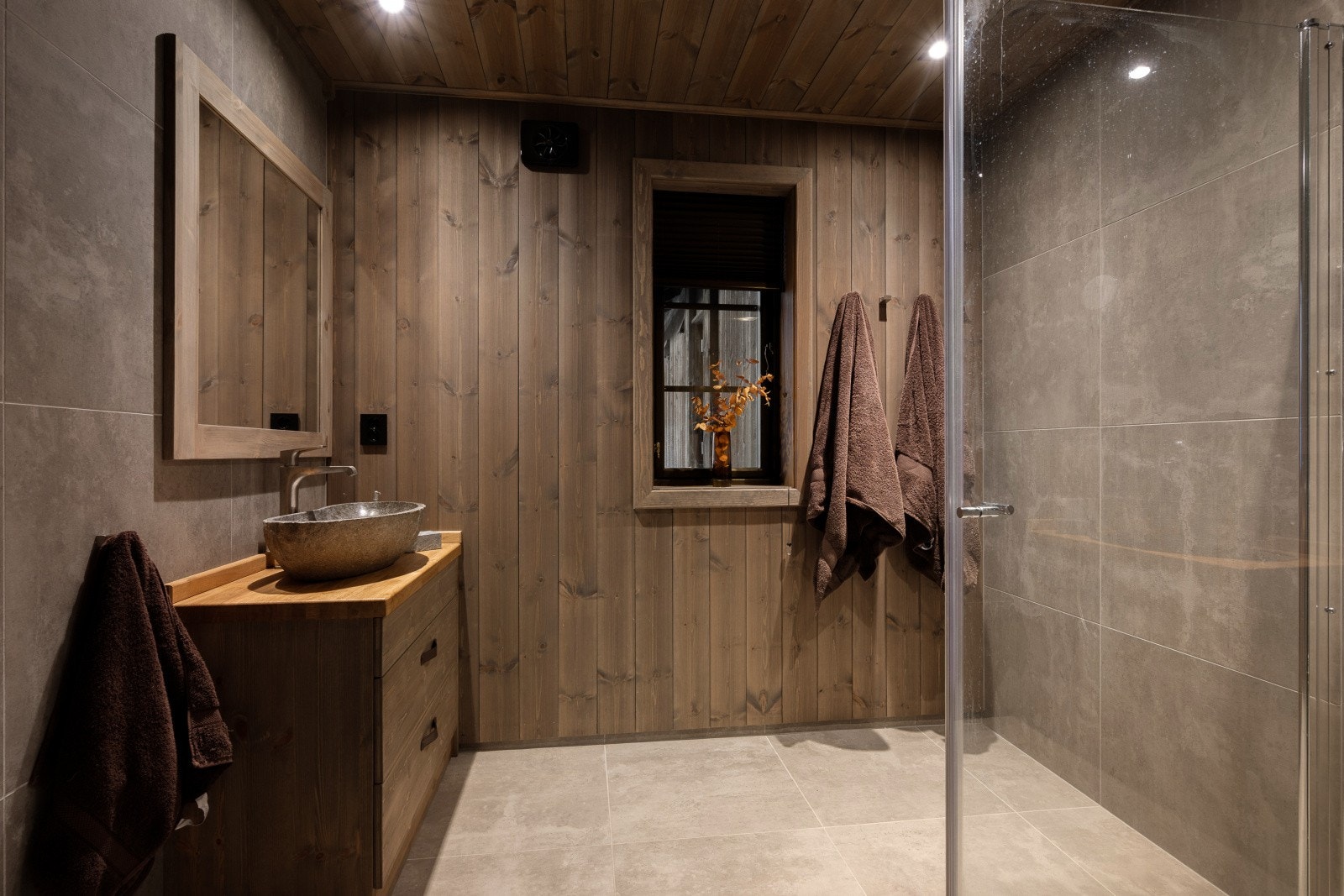 Ett av to bad. Begge badene, har i likhet med resten av hytta, plassbygget innredning. Galleribilde