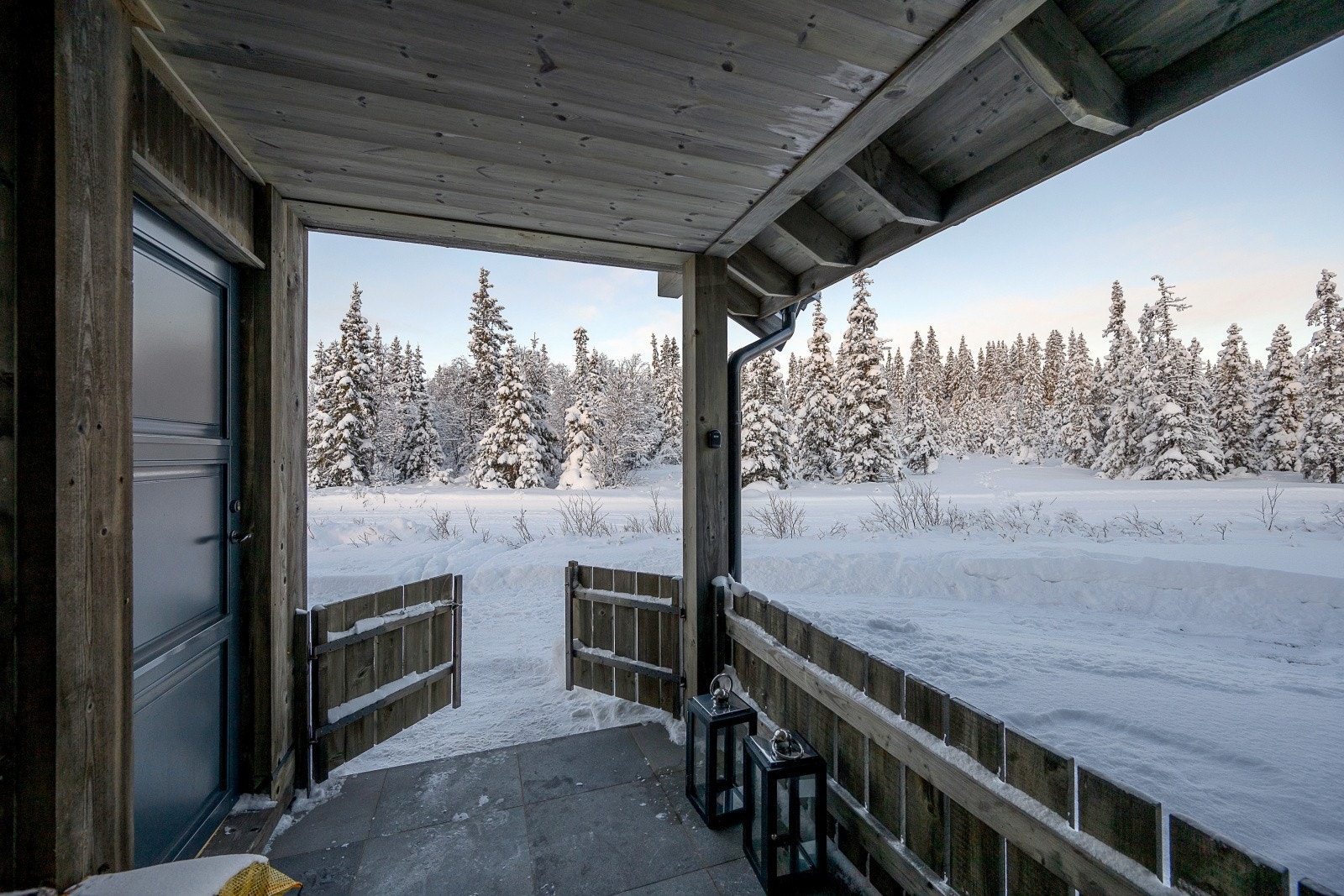 Hytta har overbygget inngangsparti med gulvvarme. Direkte tilgang til isolert utebod. Galleribilde