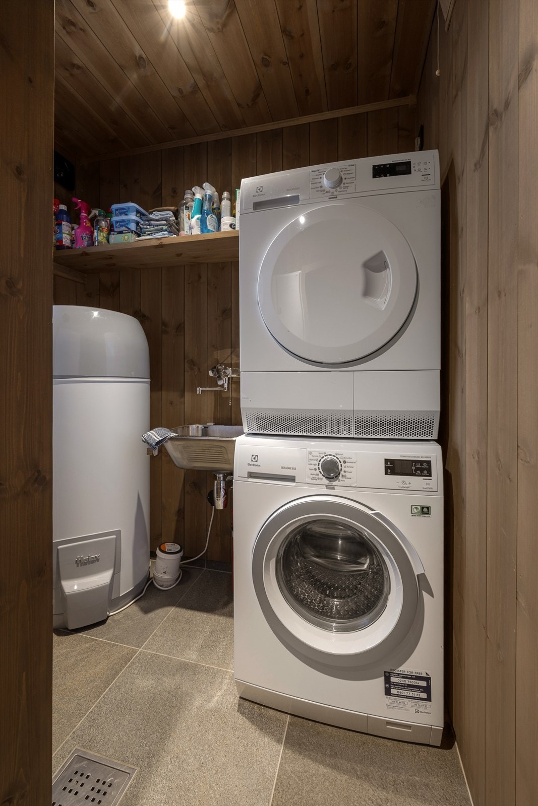 Rommet er delvis avdelt, slik at varmtvannsbereder m.m. er delvis skjult fra toalett-sonen. Galleribilde