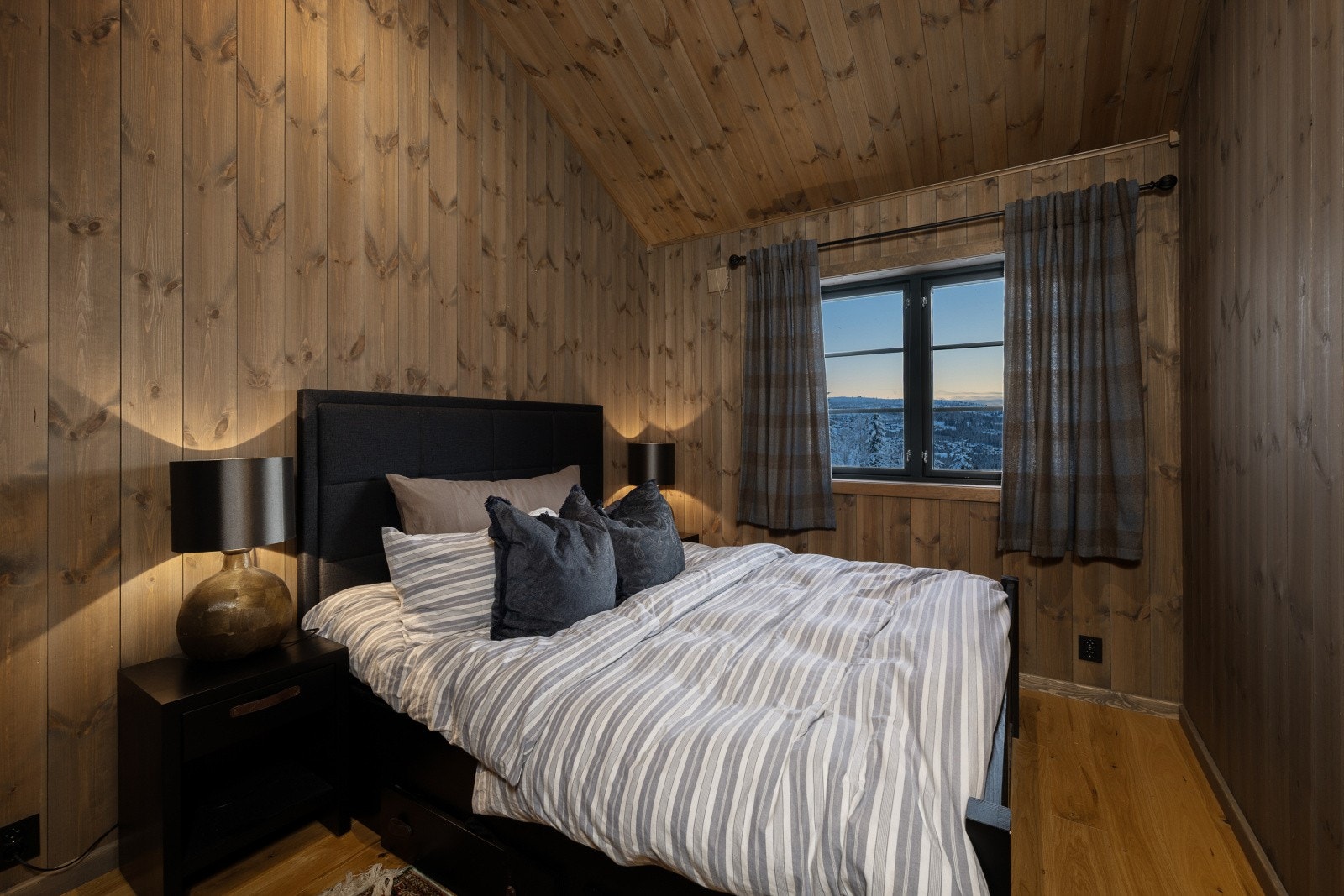 Hytta har totalt fire soverom. Hovedsoverommet er av god størrelse og ligger i egen del av hytta. Galleribilde