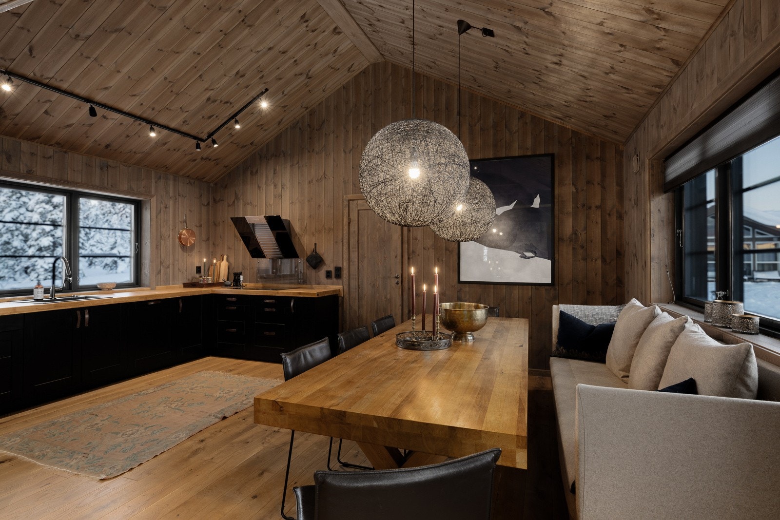 Åpent og luftig kjøkken med god plass til spisegruppe. Galleribilde