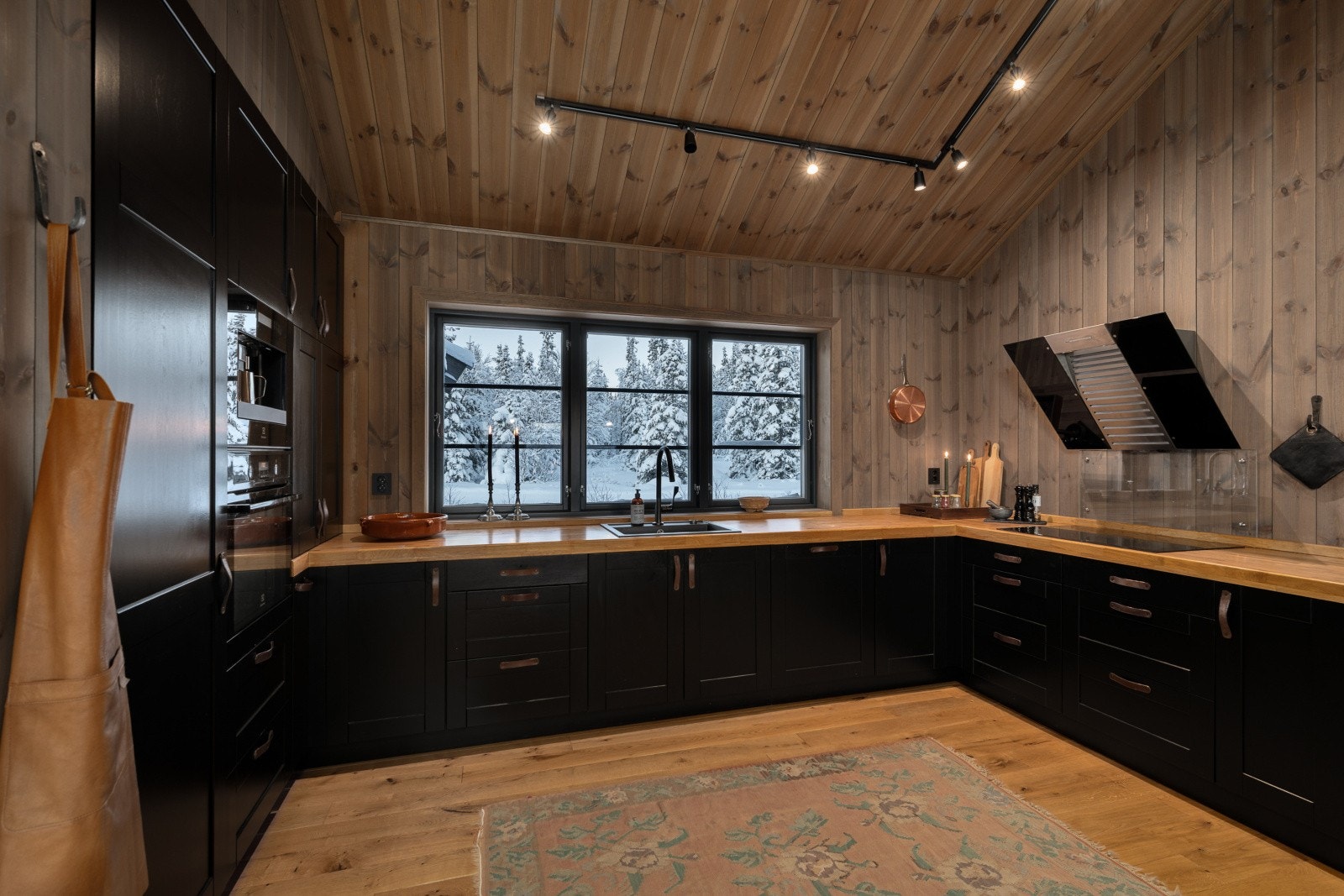 Kjøkkeninnredningen er i likhet med senger og garderober plassbygget fra MWC. Innredningen består av heltre skrog, profilerte fronter og en benkeplate i heltre med integrert kjøkkenkum Galleribilde