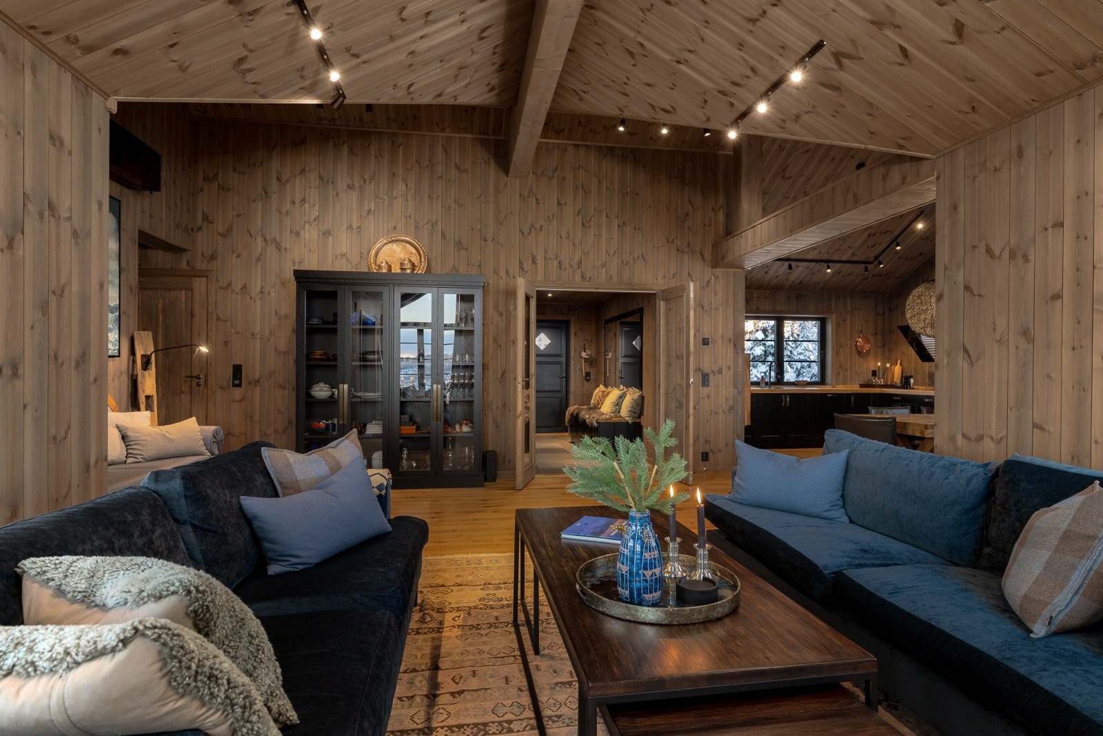 Stuen har god størrelse, og det er rikelig med plass til sittegrupper, vitrineskap etc. Galleribilde