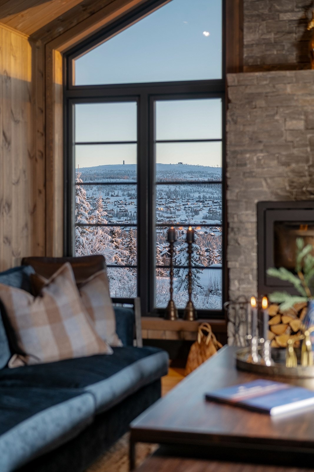 Fra stue og kjøkken har man nydelig utsikt mot blant annet Mosetertoppen. Galleribilde