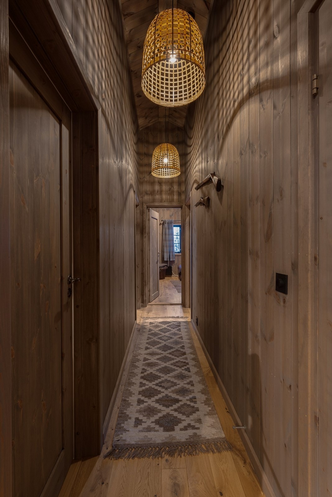 De andre soverommene samt TV-stuen ligger i andre enden på hytta. Galleribilde