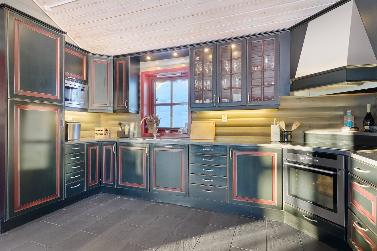 Kjøkkenet har mye arbeidsrom med store benkeflater og mye skapplass. Galleribilde