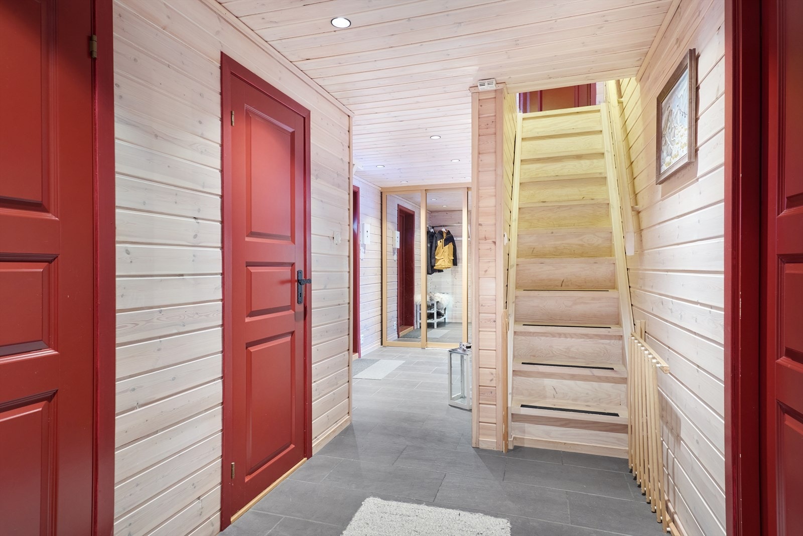 Gang med trapp til loftsetasjen. Galleribilde