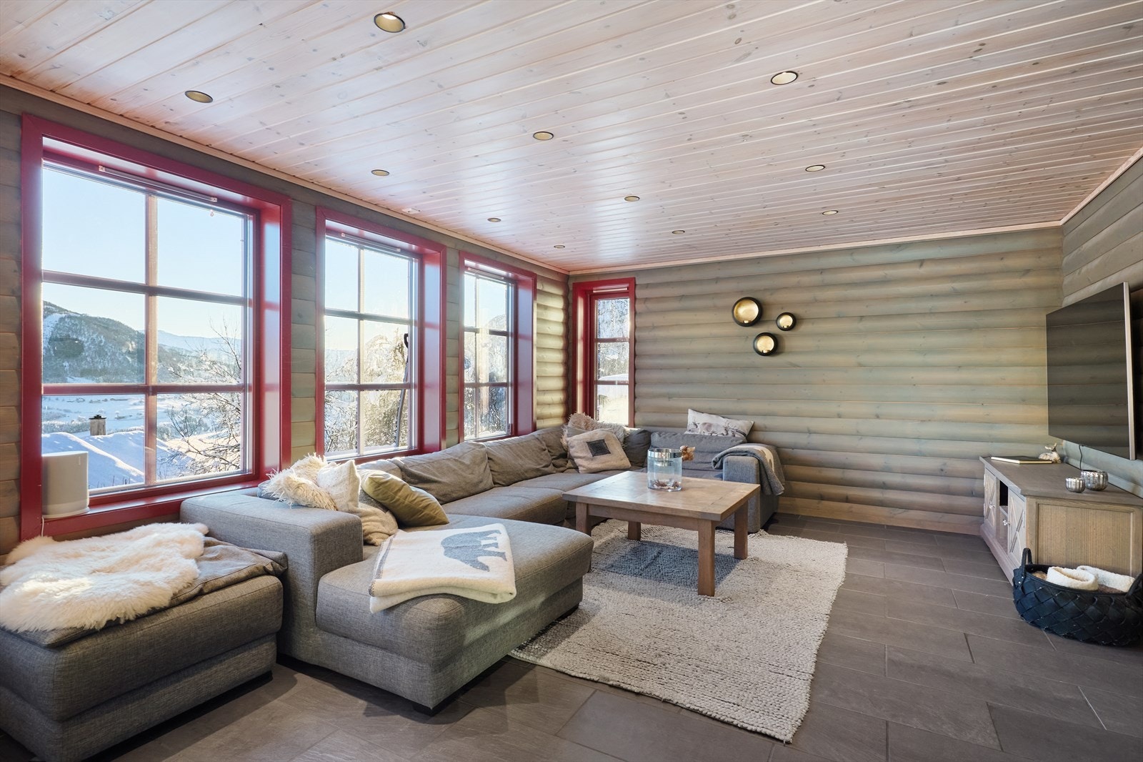 Store vindusflater sørger for godt lysinnslipp og nydelig utsikt. Galleribilde