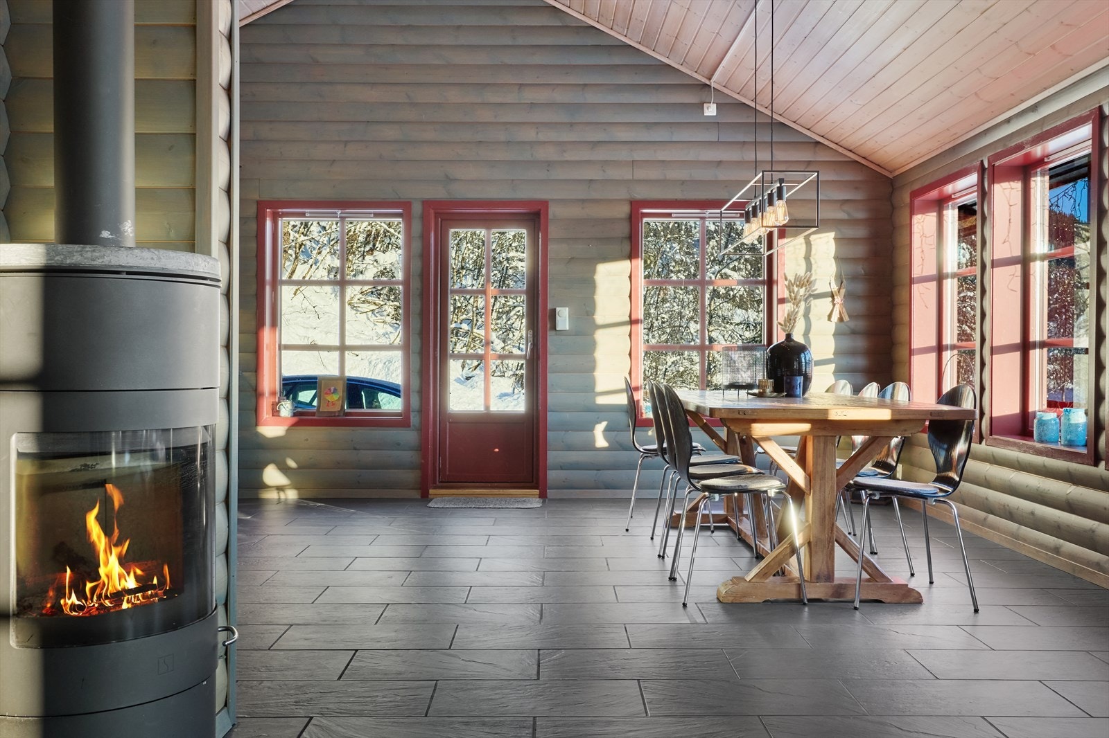 God plass til langbord like ved kjøkkenet. Galleribilde