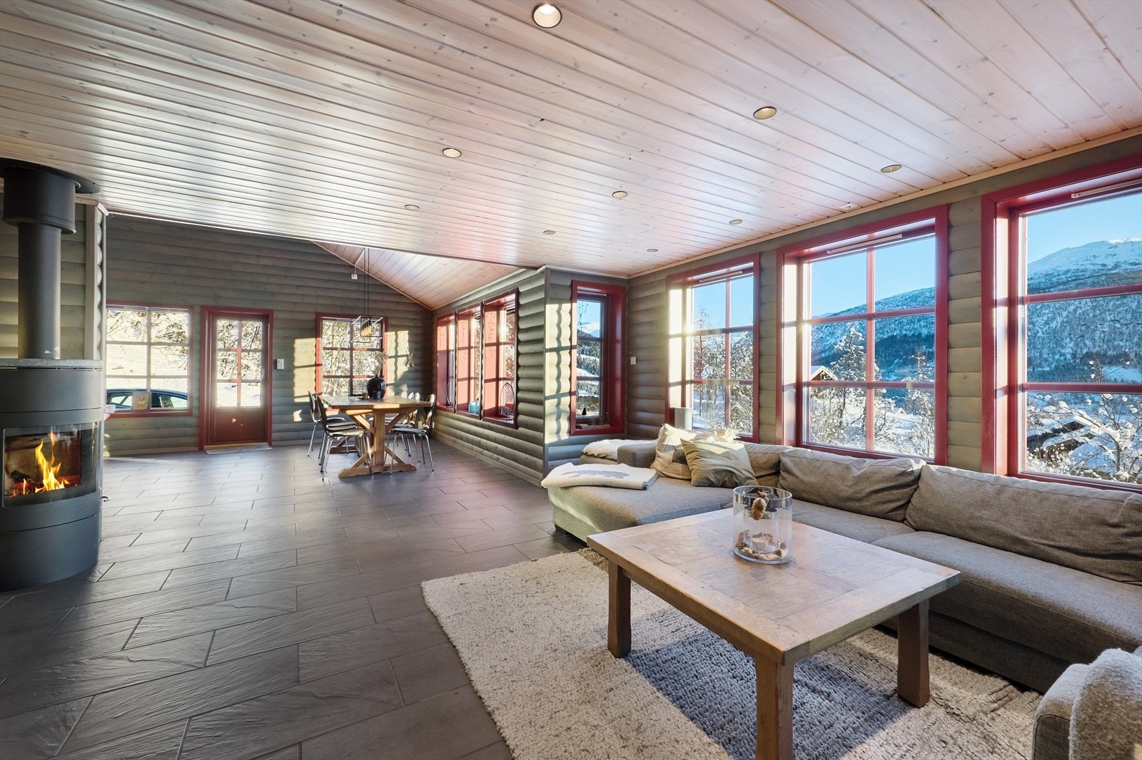 Stuen er av meget god størrelse. Her er peisovn og vannboren varme i gulv Galleribilde