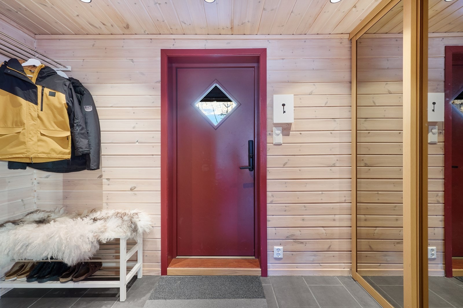 God garderobeplass ved inngangspartiet. Galleribilde