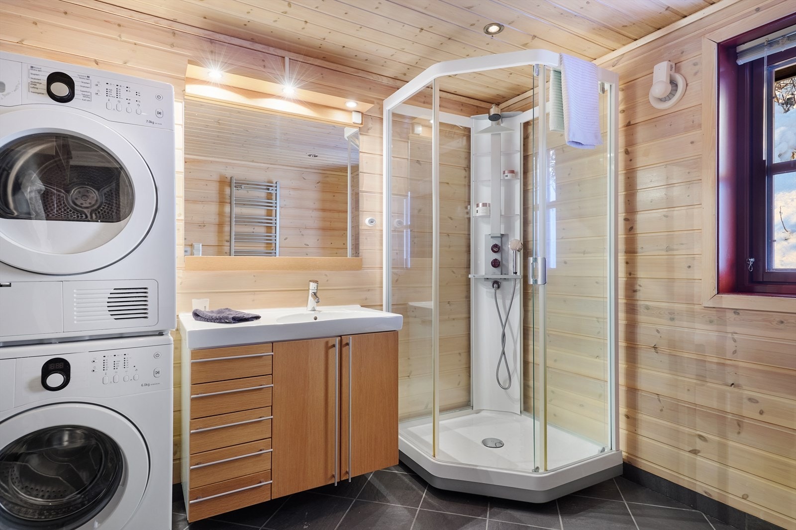 Hovedbadet i hytten har som resten av etasjen fliset gulv og alle fasiliteter man kan forvente av en moderne hytte. Galleribilde