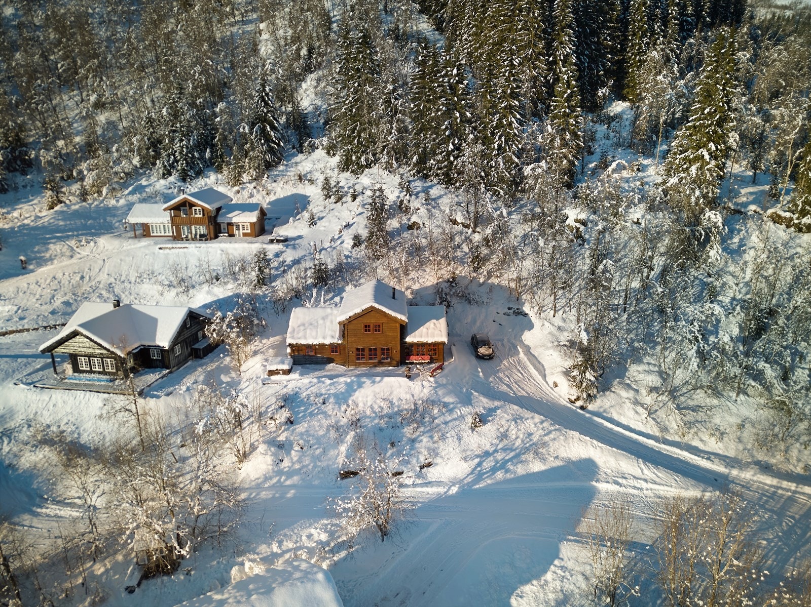 Det er opparbeidet gode parkeringsmuligheter like ved hytten. Galleribilde