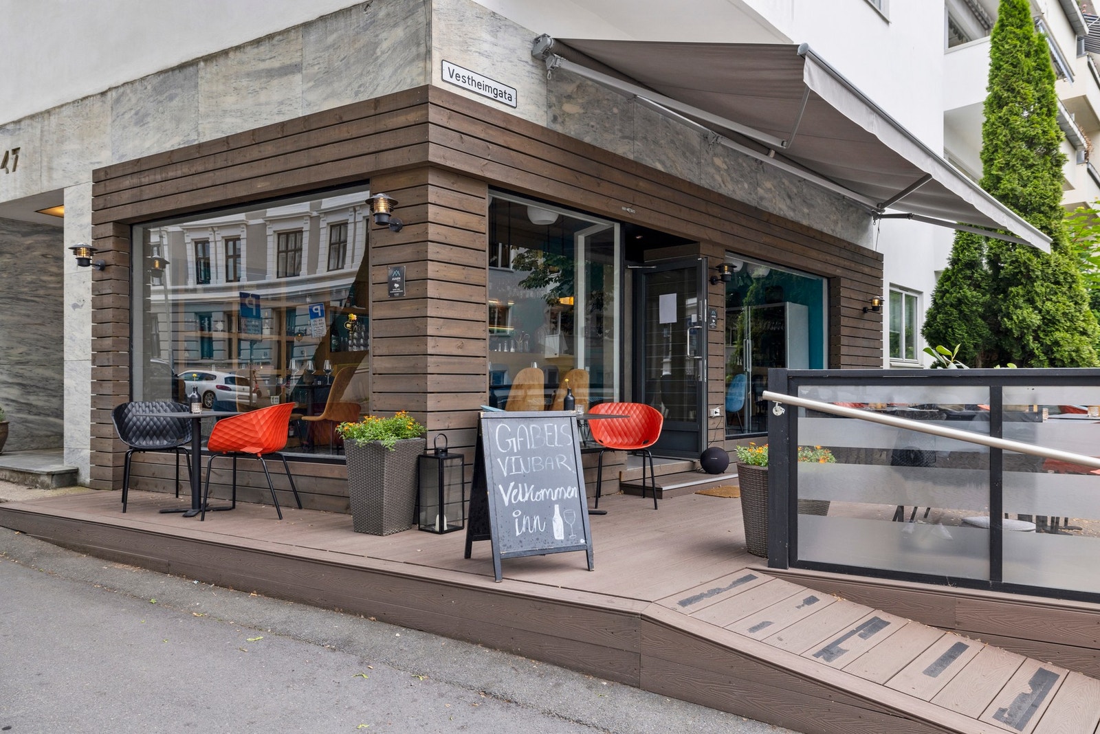 Leiligheten har en særdeles attraktiv beliggenhet midt i hjertet av Frogner, et område kjent for sin eksklusivitet og unike kombinasjon av urbant liv og grønne omgivelser. Galleribilde