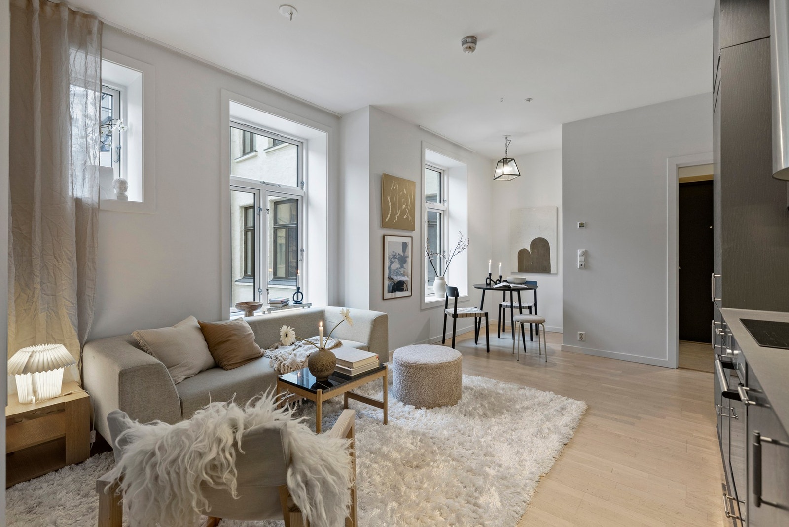 Luftig stue med store vindusflater som slipper inn godt med naturlig lys, og skaper en god atmosfære. Galleribilde