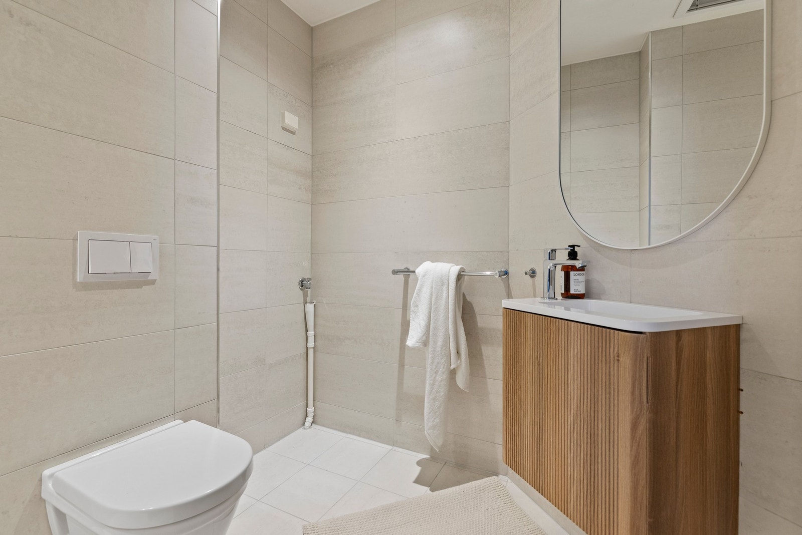 Pent flislagt bad med elektriske varmekabler i gulv. Galleribilde