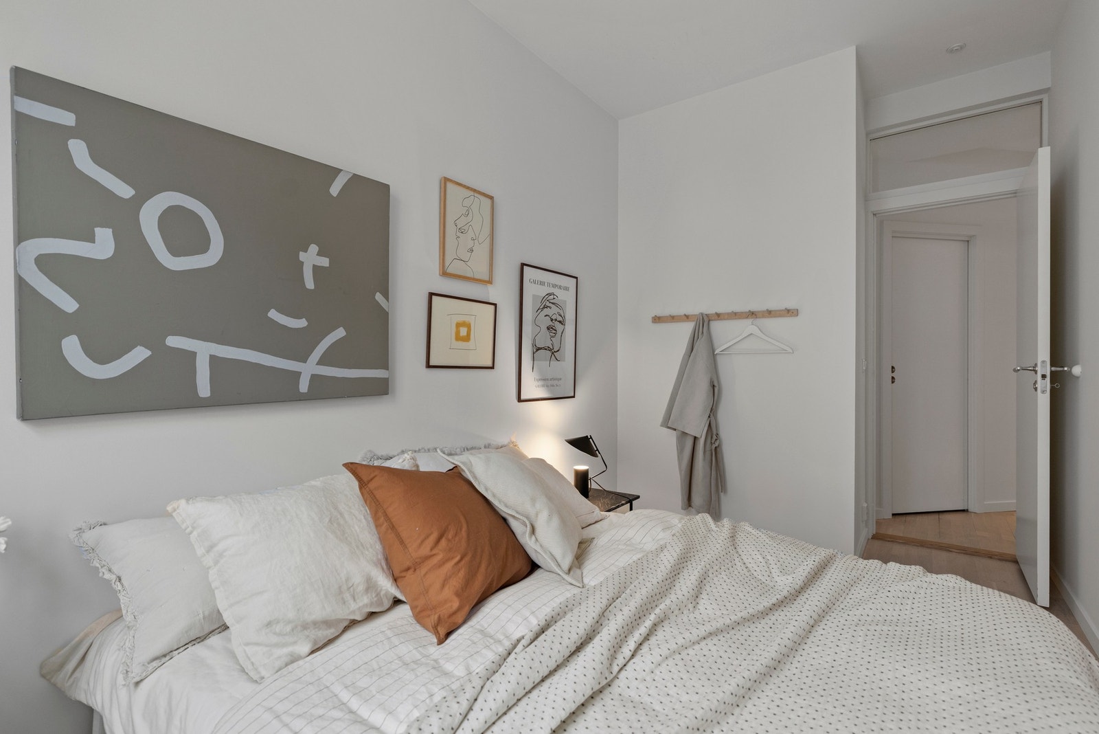 Hovedsoverommet har plass til både seng og nattbord. Galleribilde