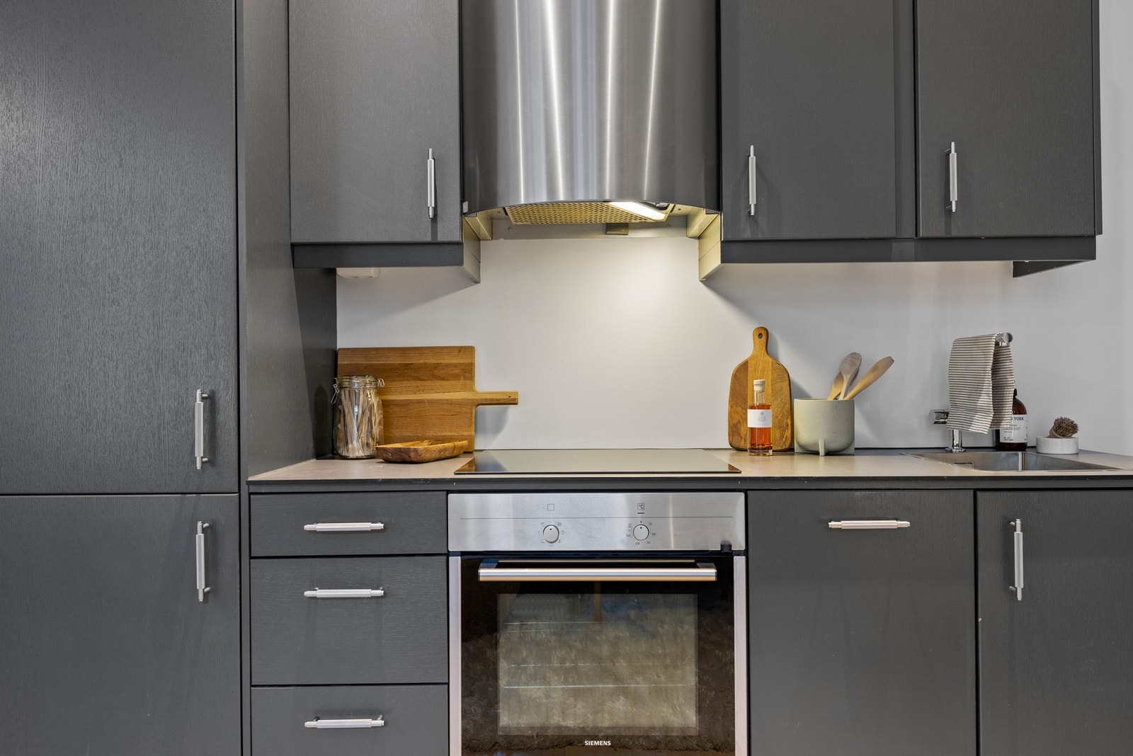 Kjøkkenet er innredet med integrerte hvitevarer som komfyr, induksjon platetopp, oppvaskmaskin og kjøl/frys. Det er kjøkkenventilator med avtrekk ut. Galleribilde