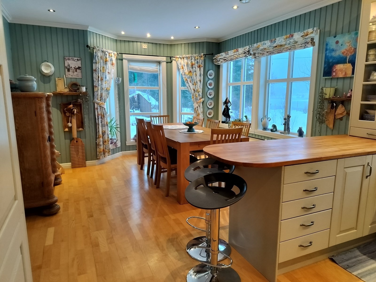 Spisestue med utsikt og vinterstemning.jpg Galleribilde