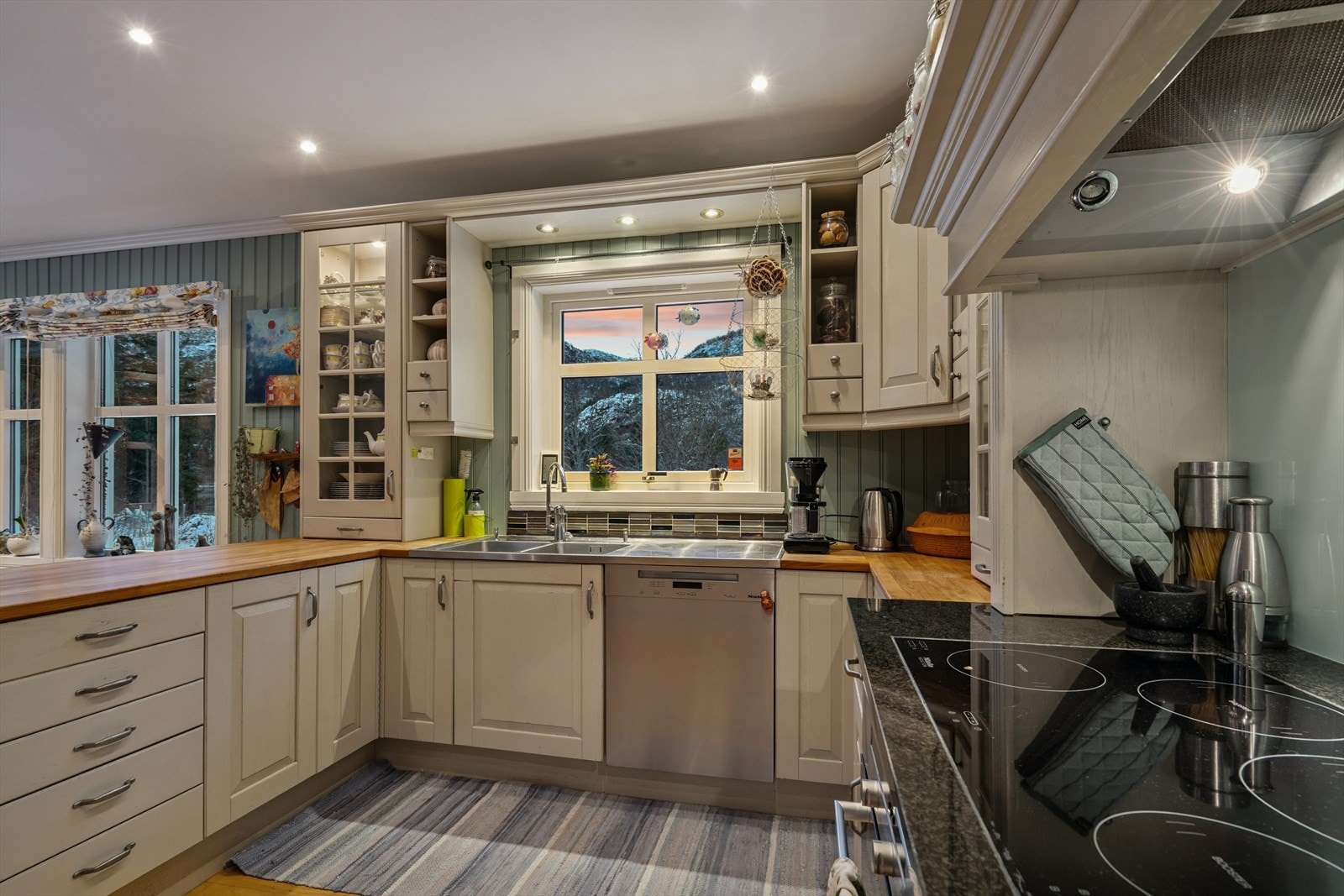 Nydelig kjøkken - godt med skap og skuffer Galleribilde