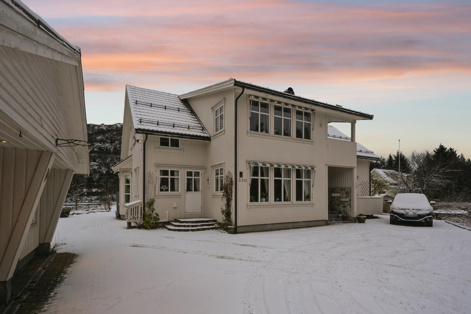 Fasade med inngangsparti og deler av parkeringsplass Galleribilde