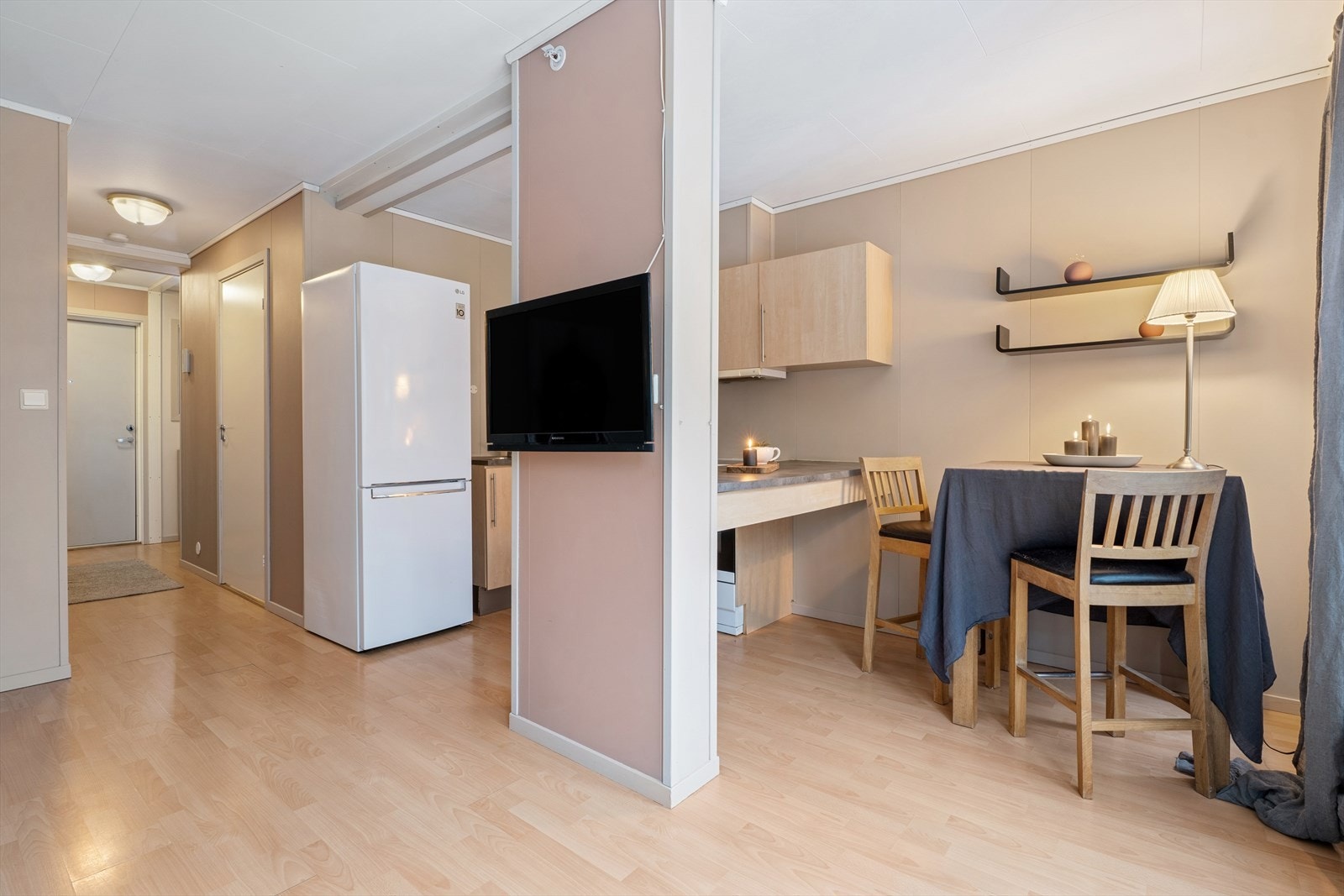 Kjøkkeninnredningen har glatte fronter, laminat benkeplate, nedfelt vask i rustfritt stål og kjøkkenarmatur. Galleribilde