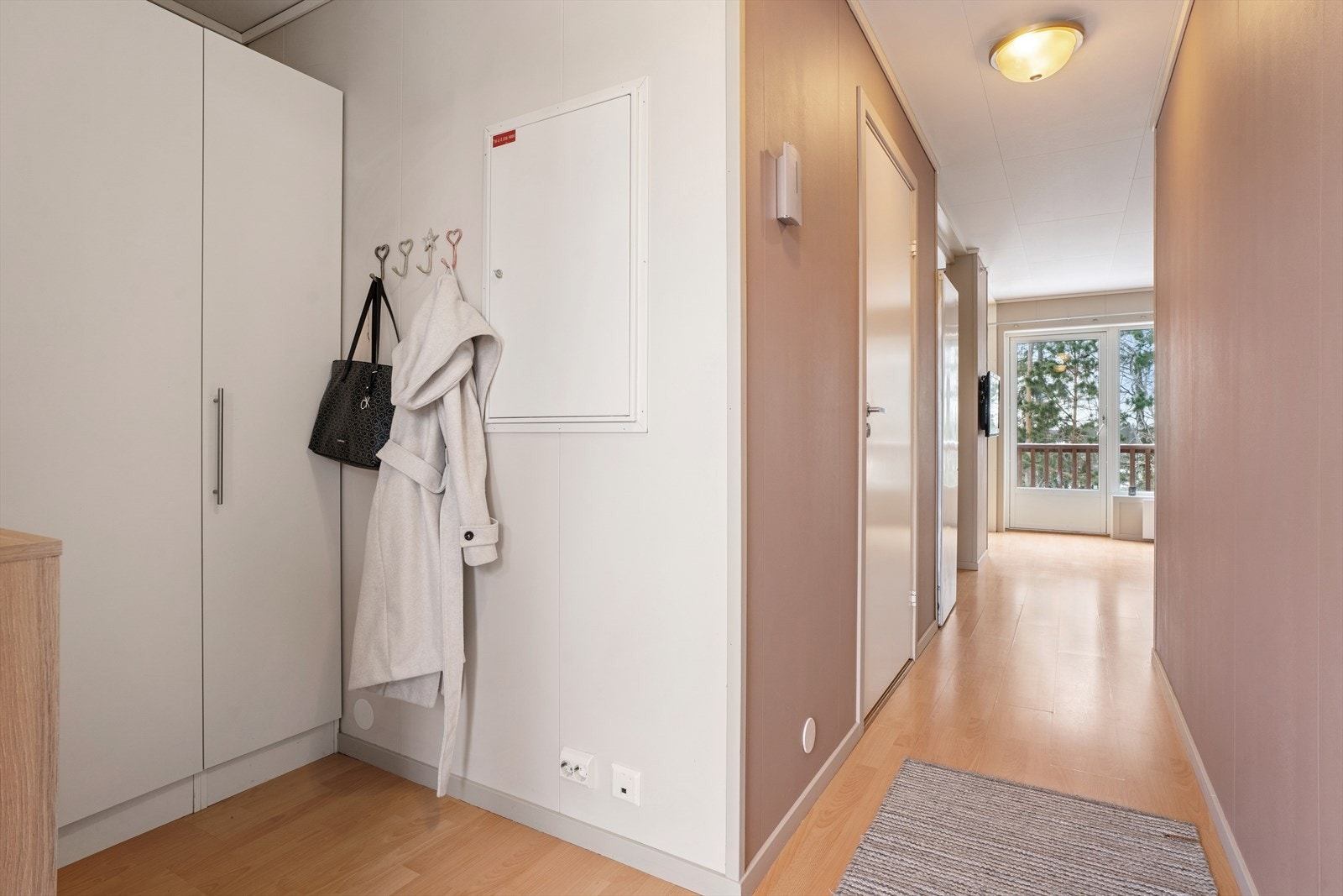 Entréen har god plass til å henge fra seg jakker og sette fra seg sko. Garderobeskap sørger for ekstra oppbevaring. Galleribilde