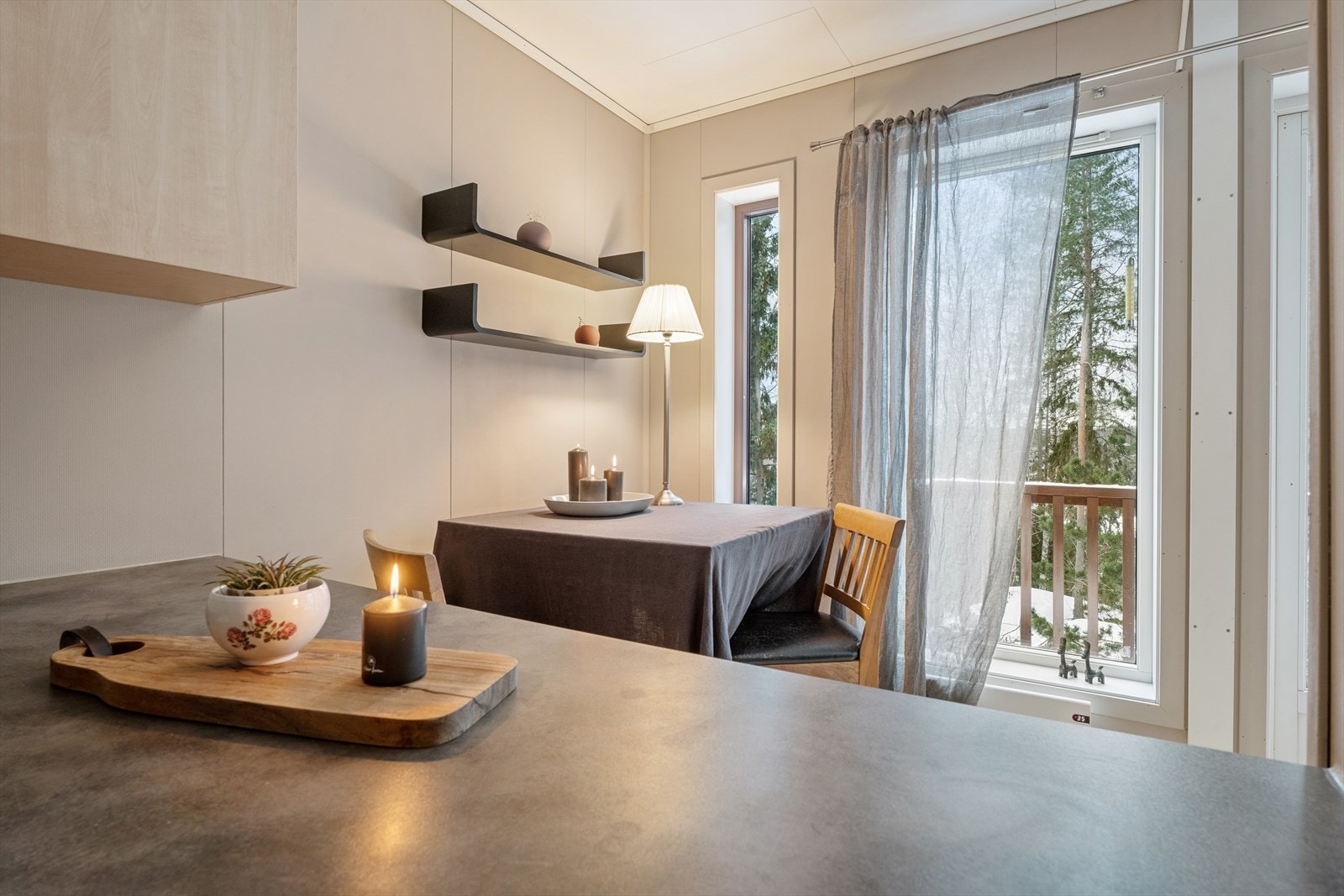 Det er plass til et spisebord i hjørnet. Galleribilde