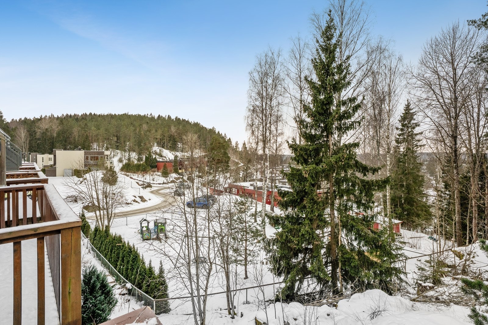 Fra stuen er det utgang til en koselig sydvest vendt balkong hvor solen kan nytes. Galleribilde
