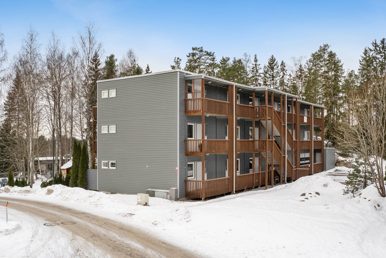 Leiligheten har en rolig beliggenhet med mye natur i området, samtidig som det er kort vei til Oslo sentrum. Galleribilde