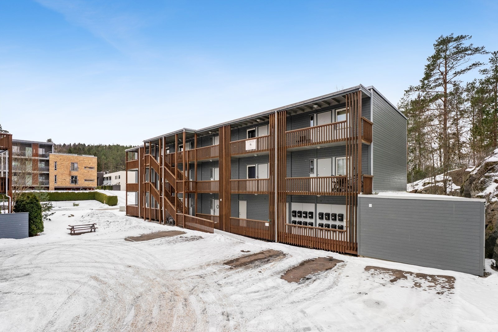 Det er tilhørende sportsbod på ca. 5 kvm i 1.etasje. Sameiet har flere oppmerkede parkeringsplasser utenfor bygget, hvor beboere kan parkere. Galleribilde