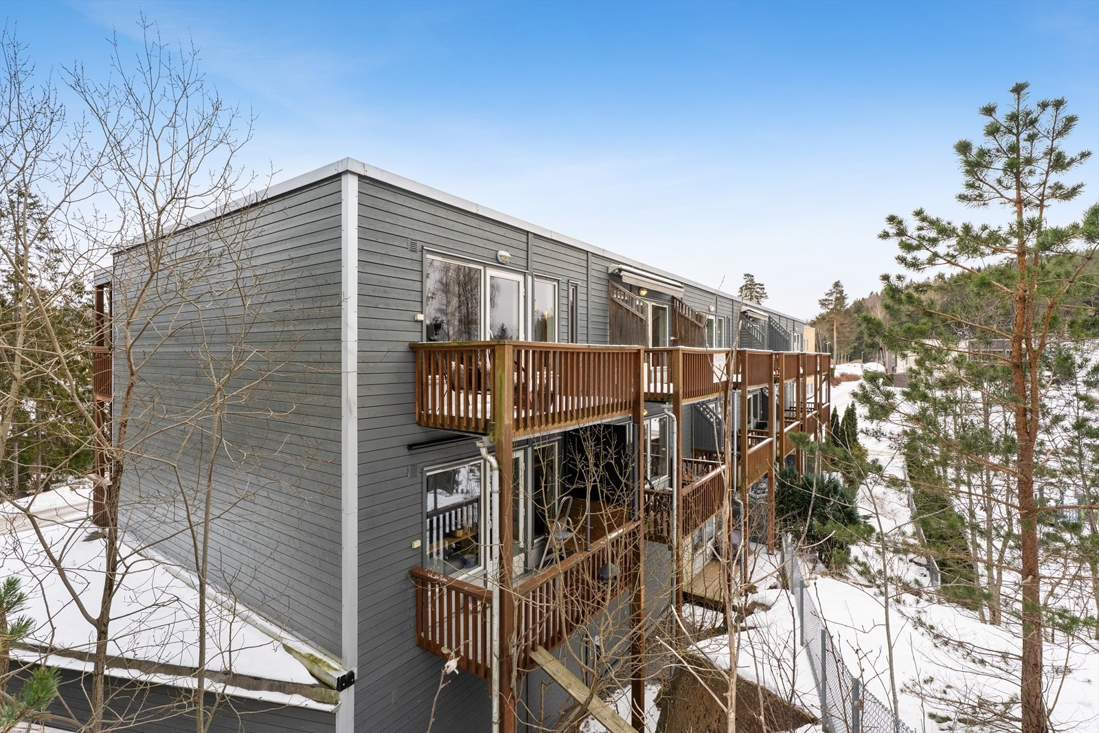 Leiligheten ligger i byggets 3.etasje og inneholder blant annet stue med åpne løsning til kjøkken, romslig soverom, pent flislagt bad, samt entré med garderobeskap. Galleribilde