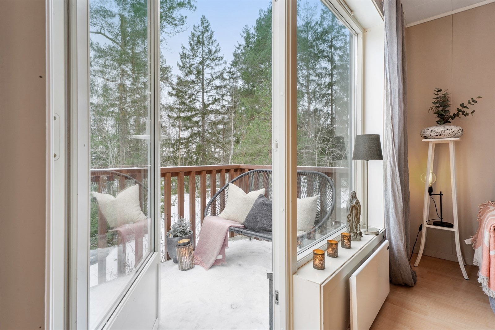 Balkongen har plass til et café sett, eller annen sittegruppe. Galleribilde