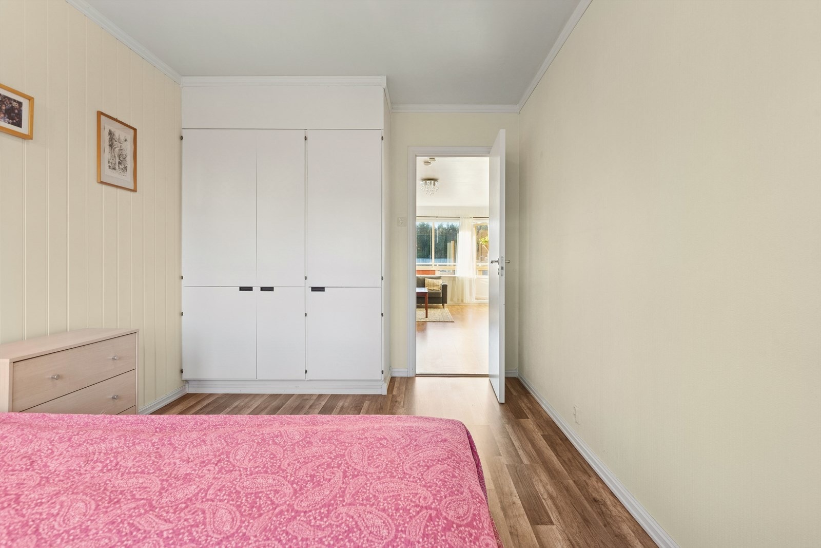 Plassbygget garderobeskap på hovedsoverom. Galleribilde