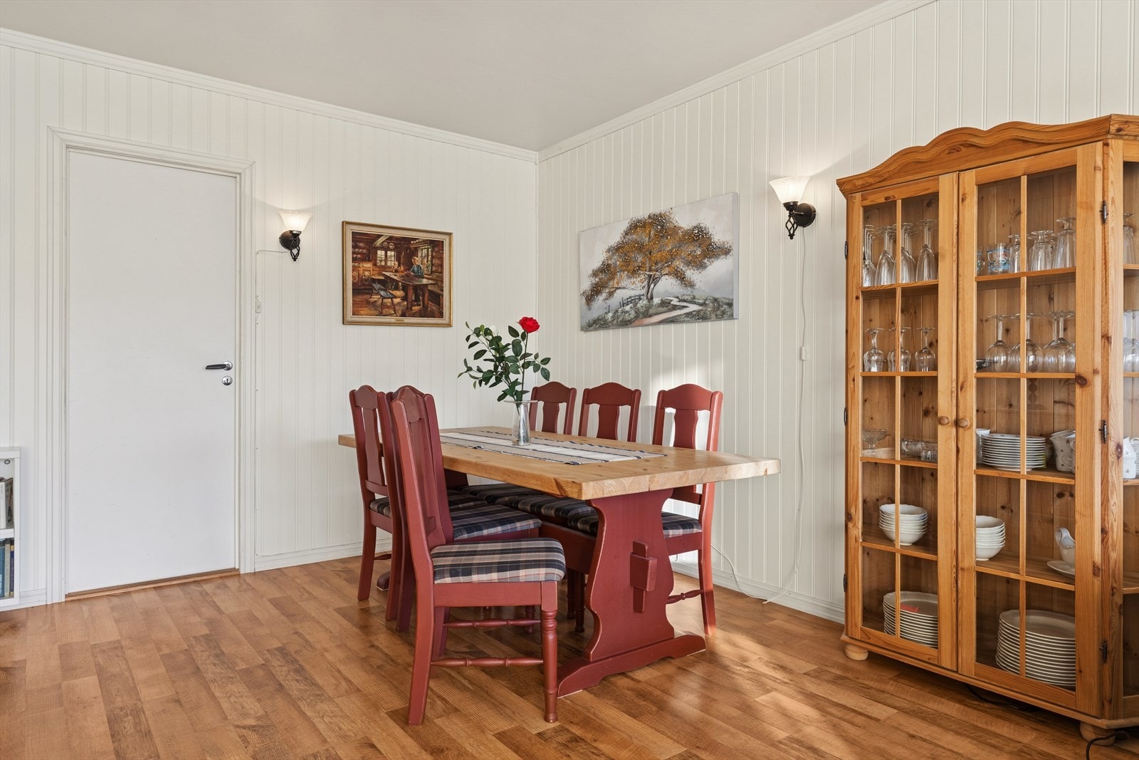 Det er god plass til spisegruppe i stuen. Galleribilde