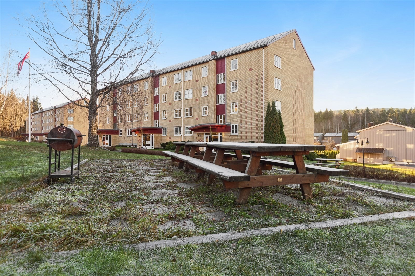 Borettslagets fellesareal er pent opparbeidet. Her en samlingsplass med benker og grill. Galleribilde