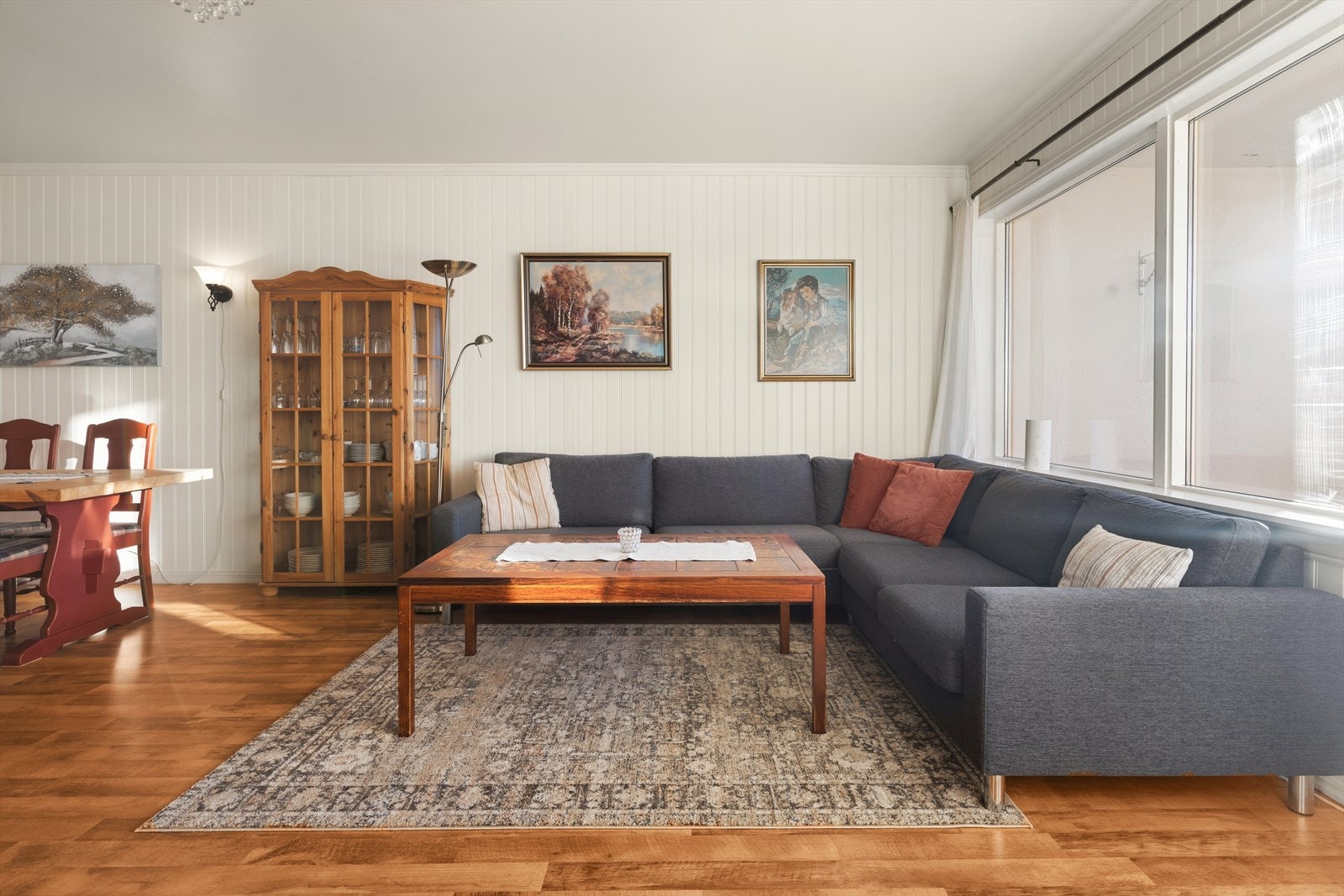 De store stuevinduene gir godt lysinnslipp. Galleribilde