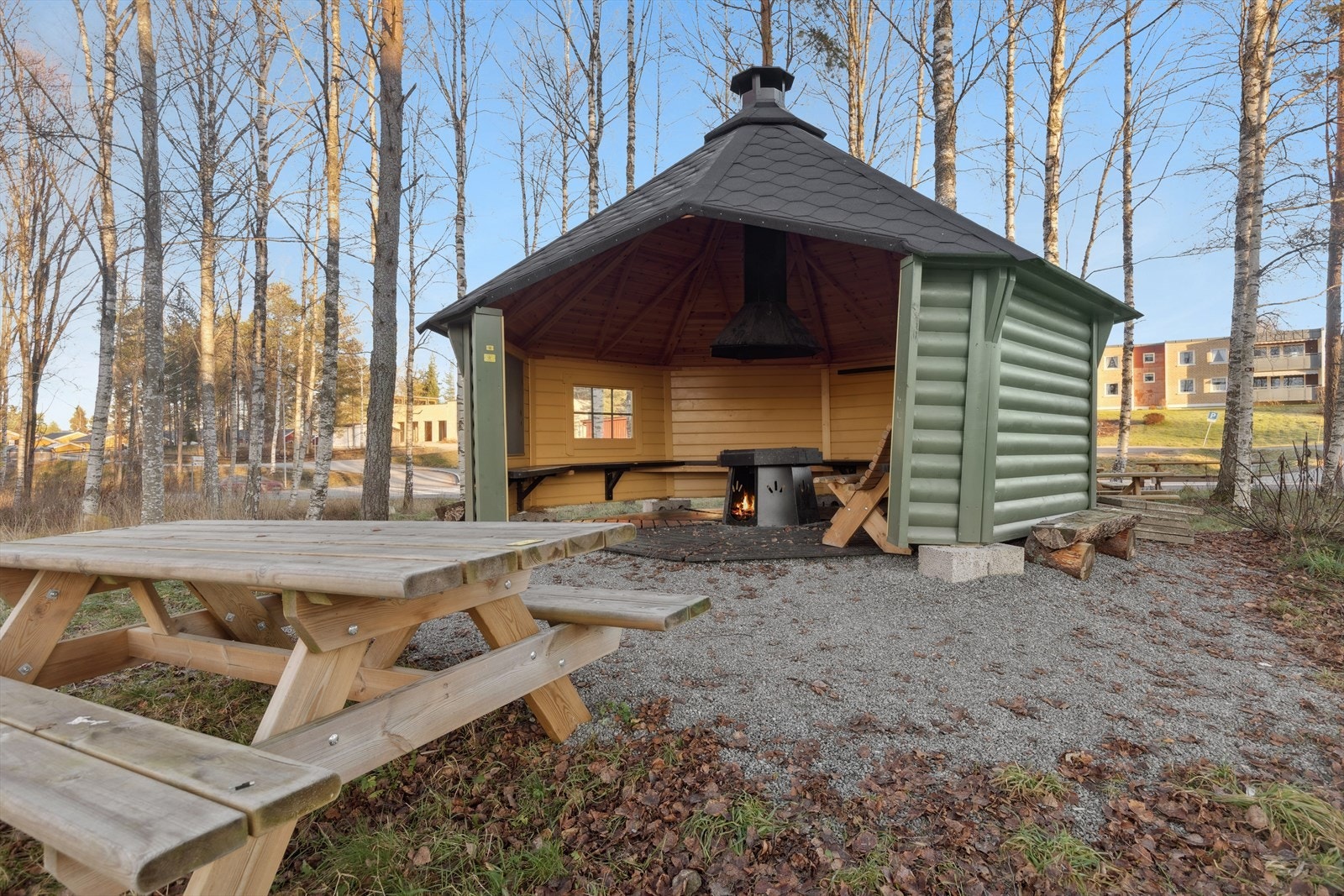Koselig gapahuk/grillbu i nabolaget, ved siden av gjesteparkeringen (driftet av Vennersberg og Langerudberget Vel) Galleribilde