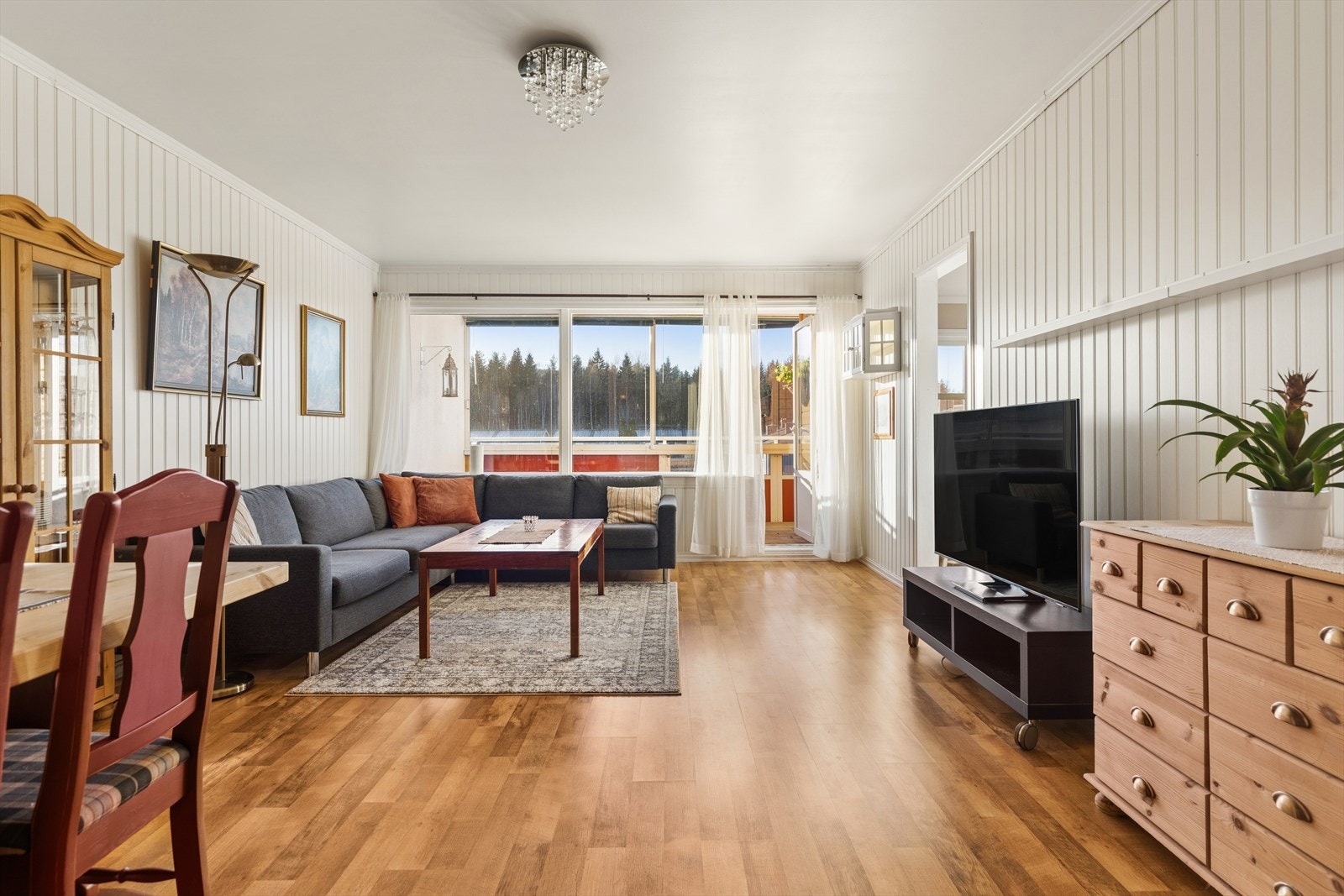 Stuen har fin størrelse og er overflateoppusset i nyere tid. Galleribilde