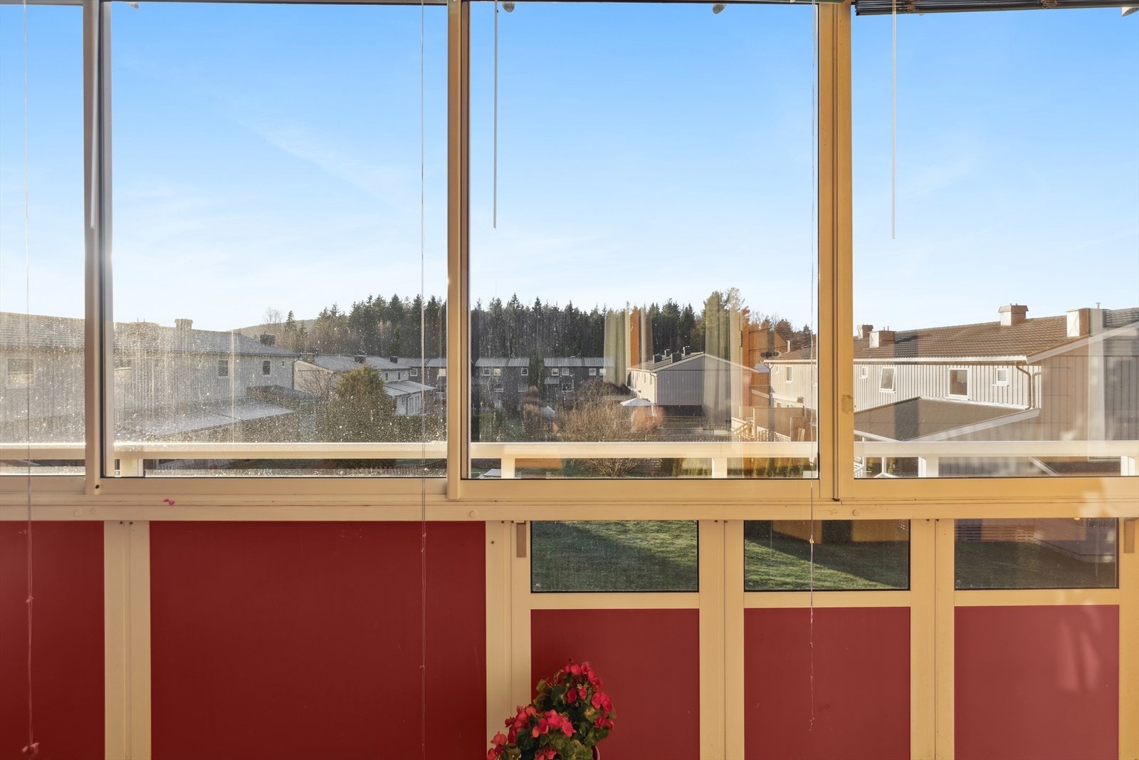 Terrassen er vestvendt. Fritt utsyn uten bebyggelse rett i front. Galleribilde