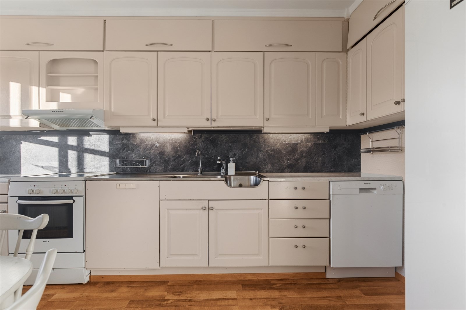 Kjøkken er funksjonelt, men har eldre standard. Galleribilde