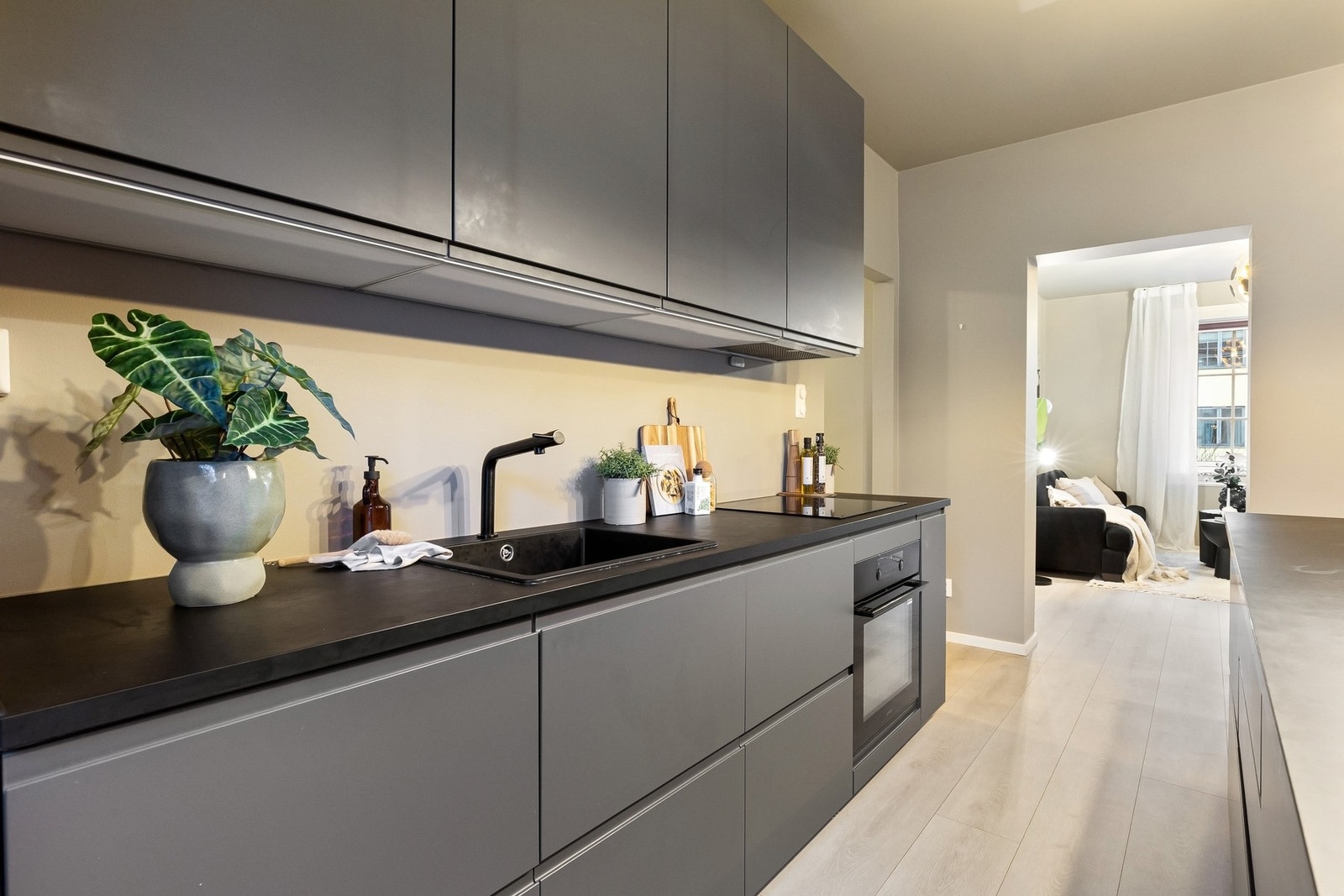 Kjøkken er utstyrt med integrert kjøleskap, oppvaskmaskin, stekeovn og induksjonstopp. Galleribilde