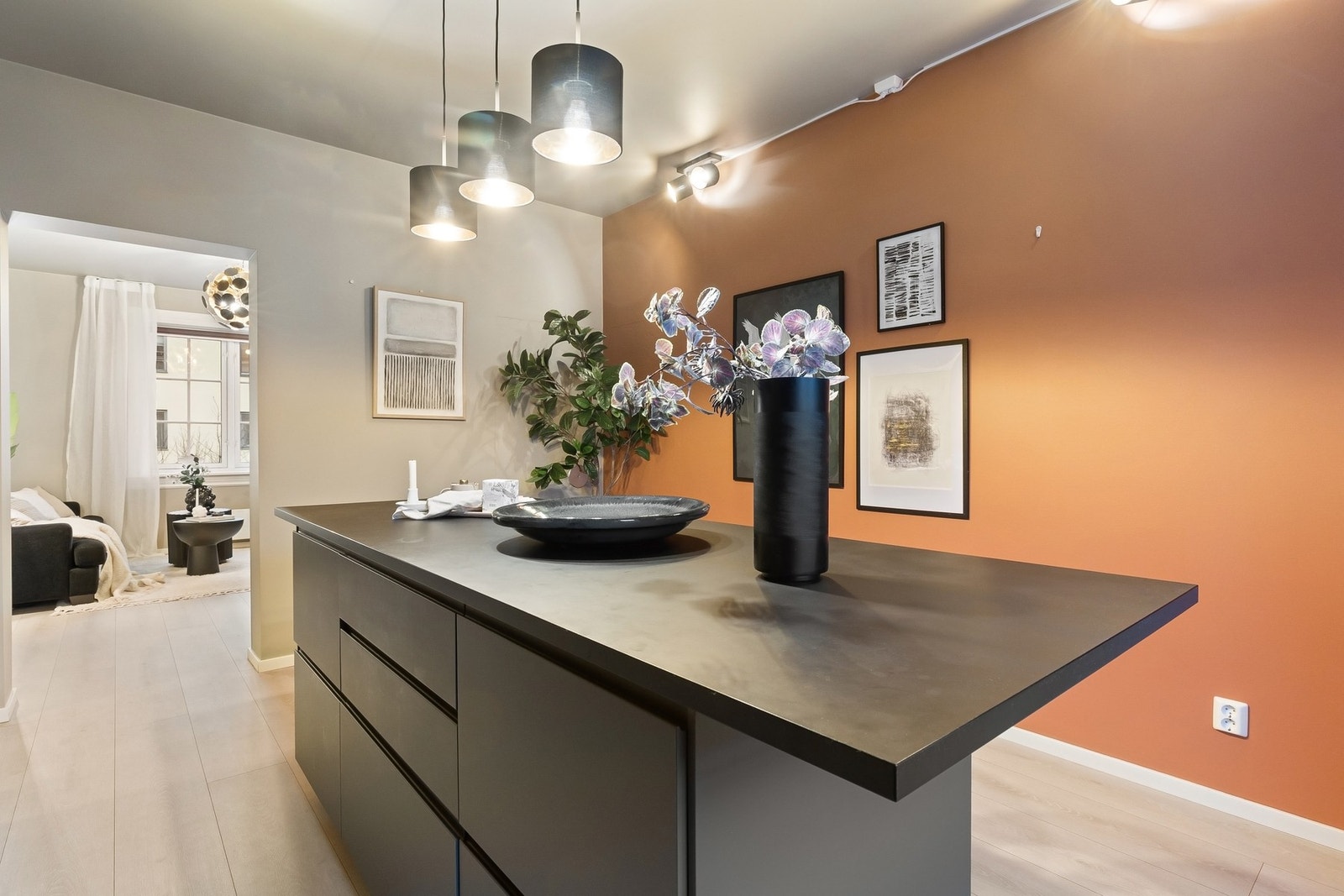 Kjøkkenøyen er plassert oppå gulvet og kan enkelt flyttes eller fjernes ved behov. Galleribilde