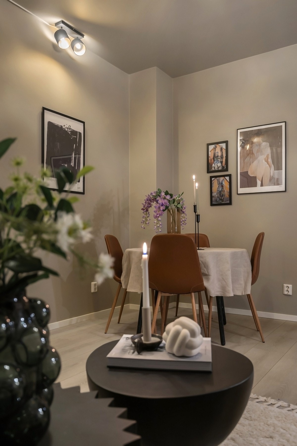 Gjennomført material- og fargevalg skaper en rolig og helhetlig atmosfære i oppholdsrommet. Galleribilde