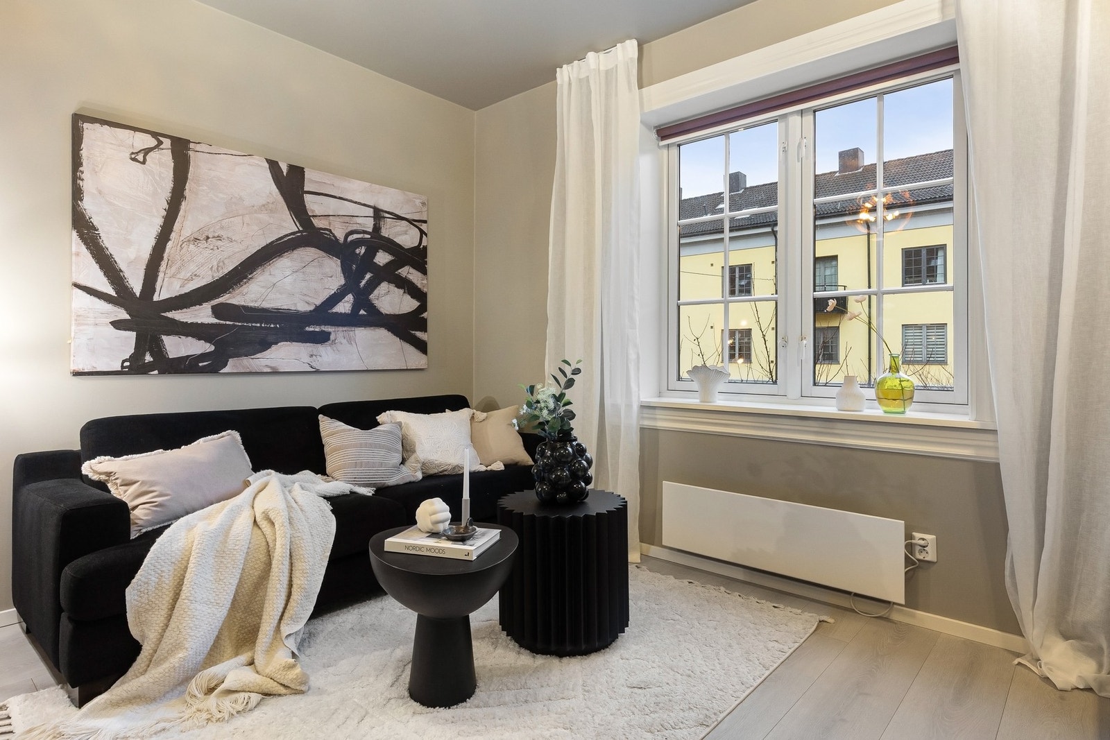 Store vinduer med dype vinduskarmer gir rommet klassisk bygårdspreg og god romfølelse. Galleribilde