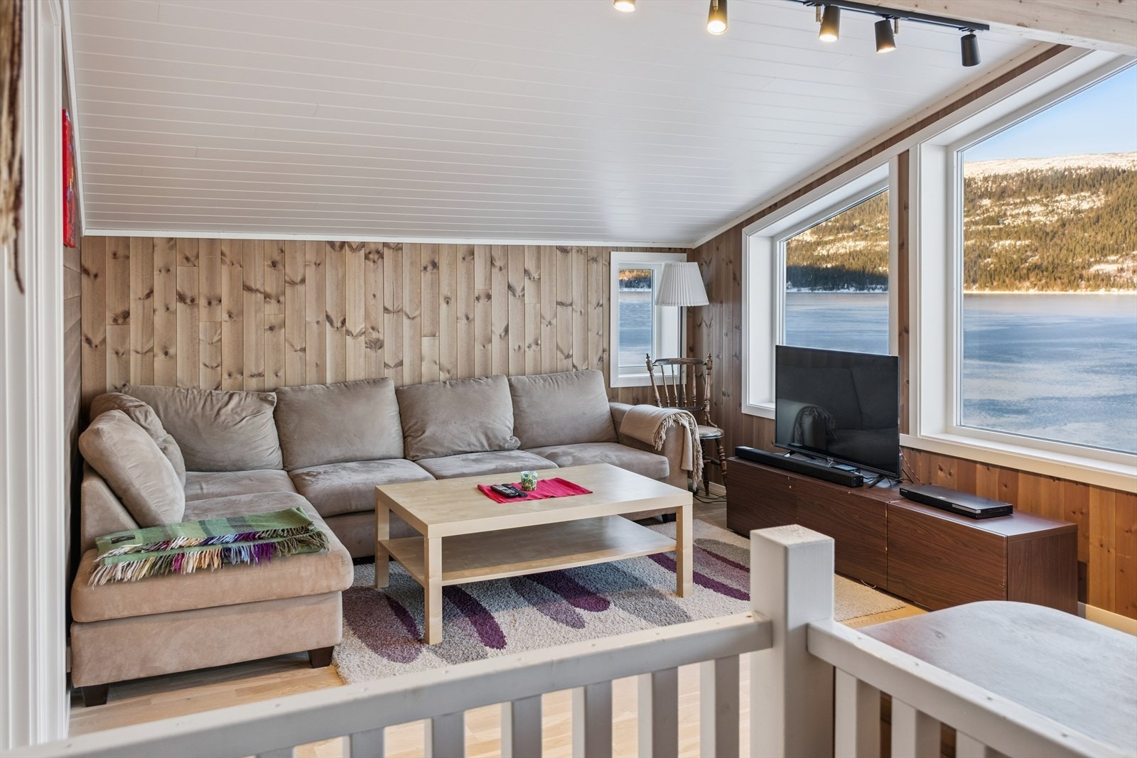 Loftstue med flott utsikt og en lun, tilbaketrukket stemning. Galleribilde