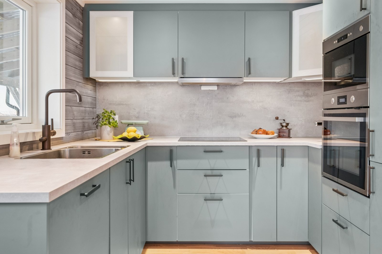 På både kjøkken og bad er det montert høytalere i tak, samt montert "basskasse" montert i tak. Galleribilde