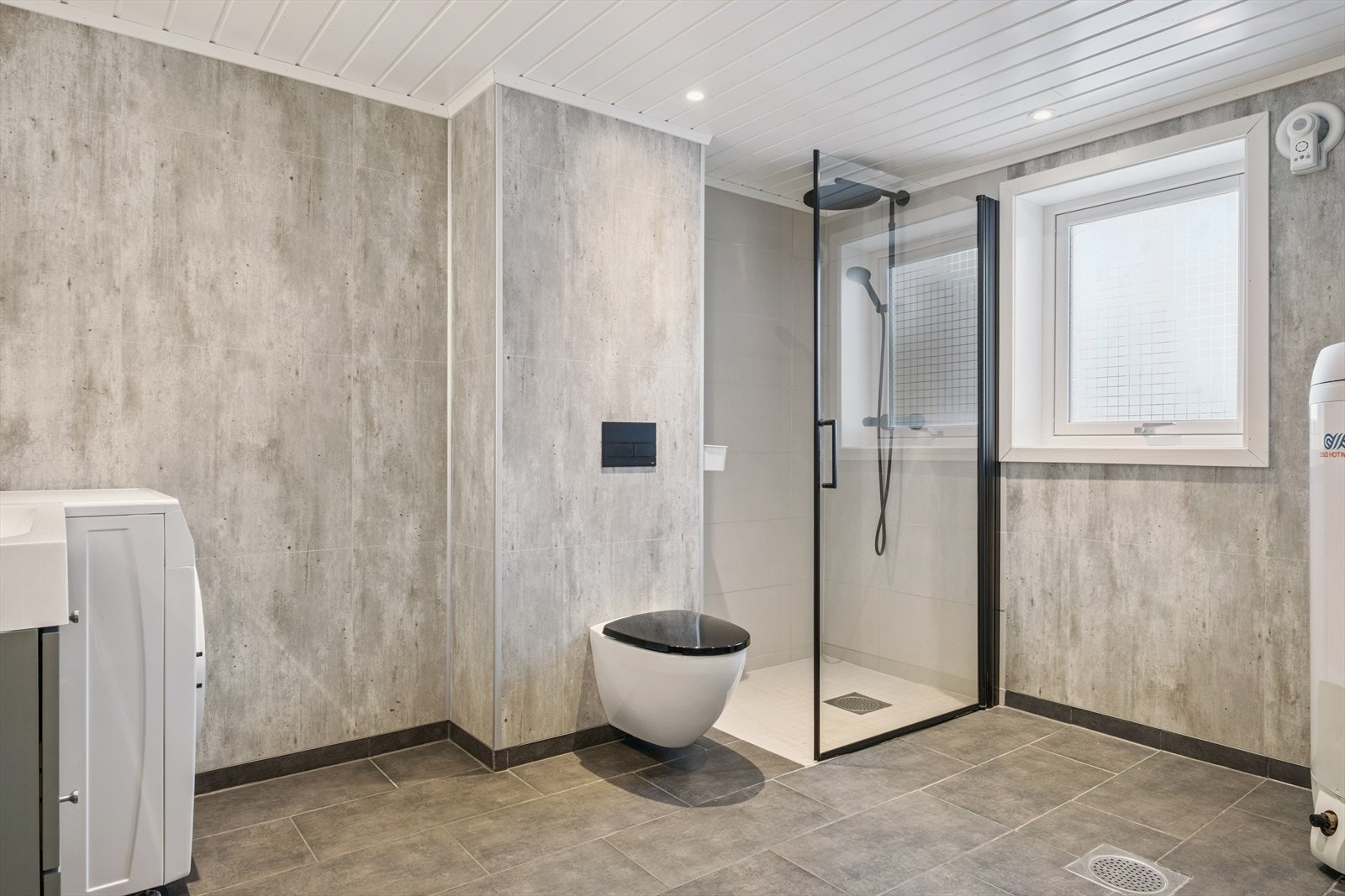 Bad med dusjløsning og tidløse materialvalg. Galleribilde